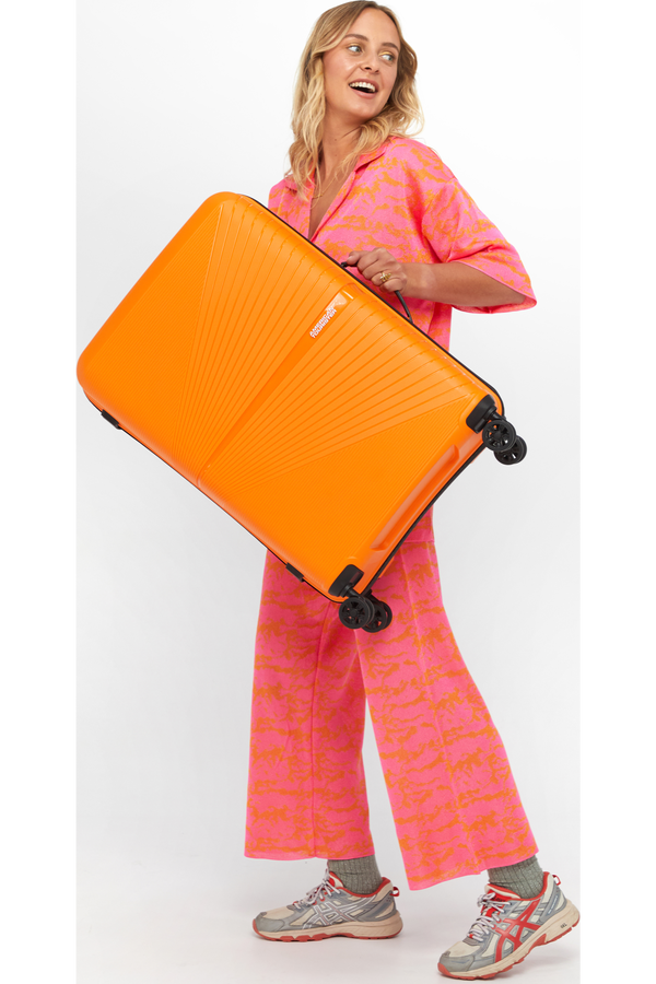 American Tourister Airconic Spinner 67cm  Mango Orange American Tourister Airconic Spinner 67cm  Mango Orange
